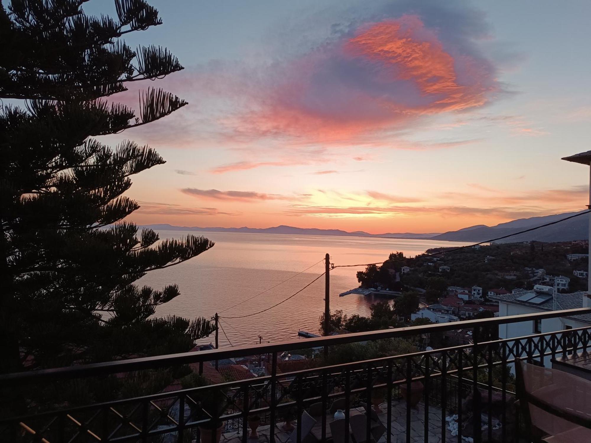 Villa Mesonisi Με Υπέροχη Θέα Στον Παγασητικό!! Áfissos Exterior foto